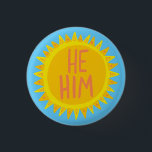 HE/HIM Pronouns Sunshine-Pride handtaget Knapp<br><div class="desc">Anpassa med den här coolan. Gör en underbar gåva! Du kan anpassa den och även lägga till text. Kolla min butik för mycket mer färg och mönster! Säg till om du vill ha nåt anpassningsbar också.</div>