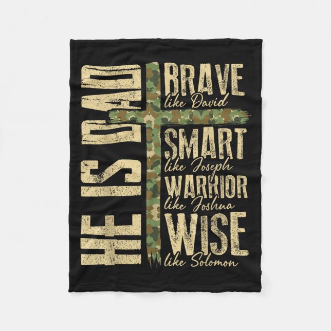 He Is Dad Camo Religious Father's Day Christian Da Fleecefilt (Framsidan)