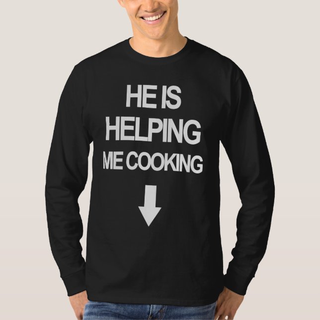 He is Helping Me Cooking Funny Pregnant Women Chef T Shirt (Framsida)