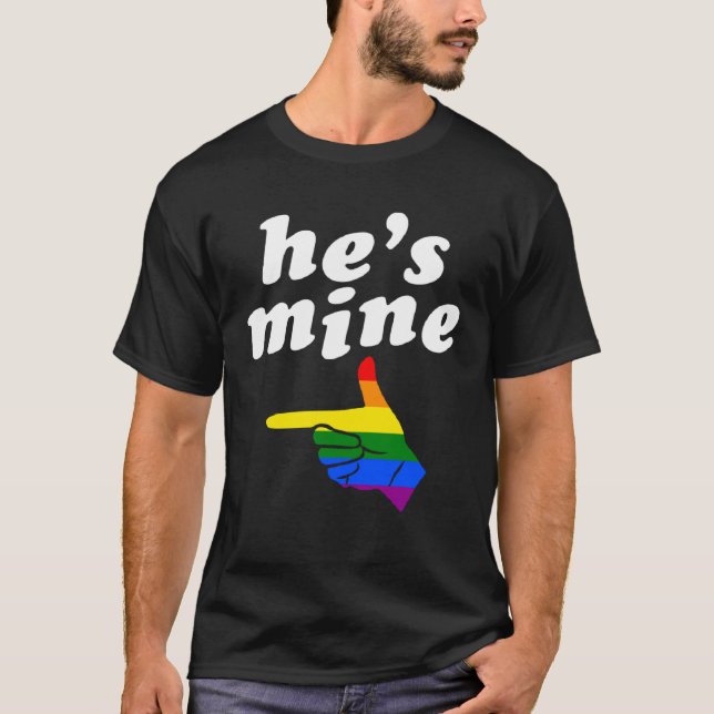 He s Mine Matching Gay Pride Couple Hand Pointing  T Shirt (Framsida)