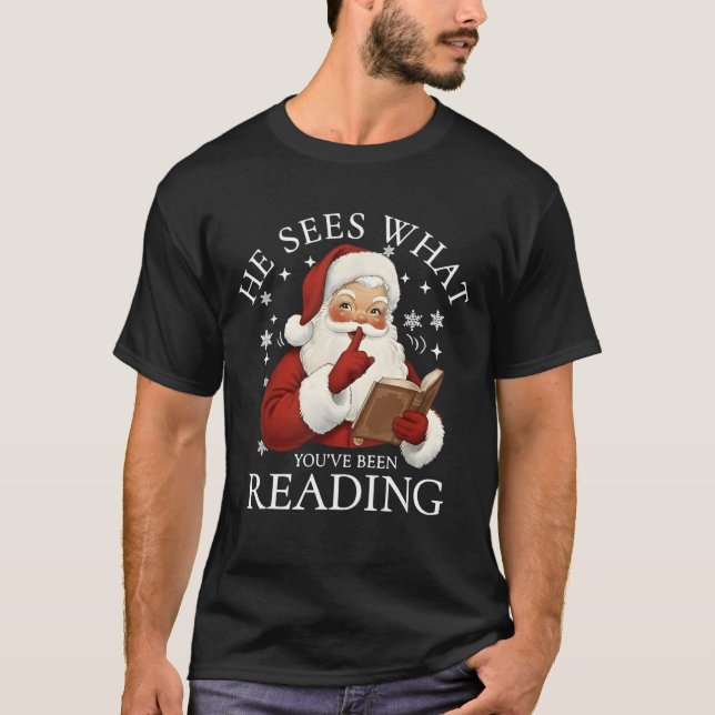 He Sees What You've Been Reading Funny Bookish Chr T Shirt (Framsida)