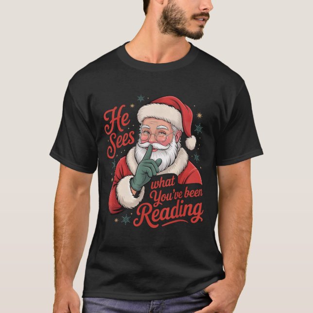 He Sees What You've Been Reading, Retro Santa Chri T Shirt (Framsida)