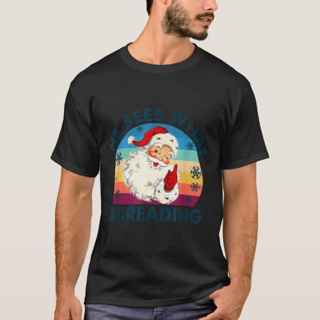 He Sees What You've Been Reading Santa Christmas B T Shirt (Framsida)