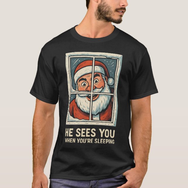 He Sees You When You’re Sleeping – Funny Creepy Sa T Shirt (Framsida)