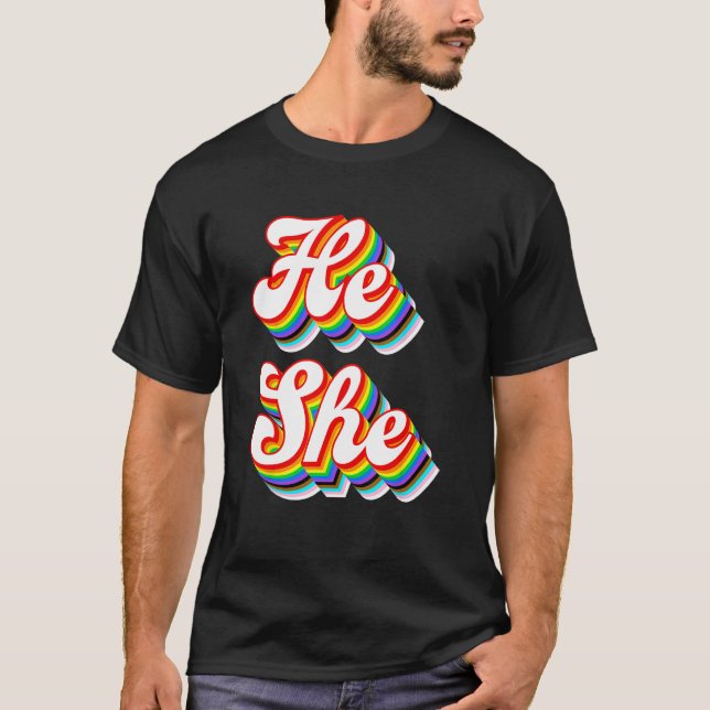 He She Pronouns LGBTQ Pride Rainbow T Shirt (Framsida)