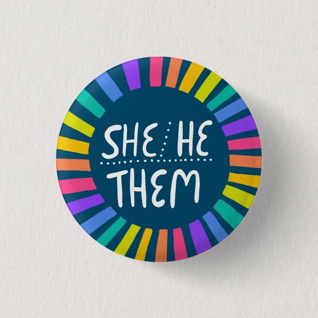 HE /SHE/THEM Pronouns Rainbow Handlettered Pride Knapp (Framsida)