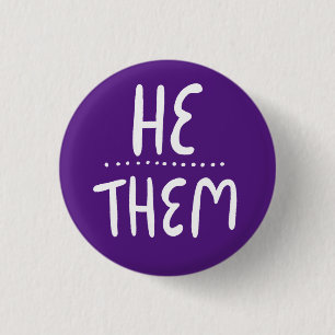 HE/THEM Pronouns Lila Handlettering Minimal Knapp