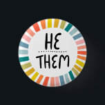 HE/THEM Pronouns Rainbow Handlettered Pride Knapp<br><div class="desc">Anpassa med den här coolan. Gör en underbar gåva! Du kan anpassa den,  ändra färgen i bakgrunden och även lägga till text. Kolla min butik för mycket mer färg och mönster! Säg till om du vill ha nåt anpassningsbar också.</div>