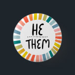 HE/THEM Pronouns Rainbow Handlettered Pride Knapp<br><div class="desc">Anpassa med den här coolan. Gör en underbar gåva! Du kan anpassa den,  ändra färgen i bakgrunden och även lägga till text. Kolla min butik för mycket mer färg och mönster! Säg till om du vill ha nåt anpassningsbar också.</div>