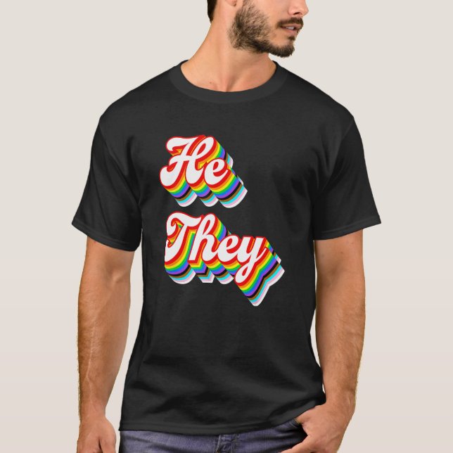 He They Pronouns LGBTQ Pride Rainbow T Shirt (Framsida)