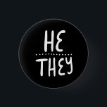 HE/THEY Pronouns-Pridet hanterade minimala Knapp<br><div class="desc">Anpassa med den här coolan. Gör en underbar gåva! Du kan anpassa den och även lägga till text. Kolla min butik för mycket mer färg och mönster! Säg till om du vill ha nåt anpassningsbar också.</div>