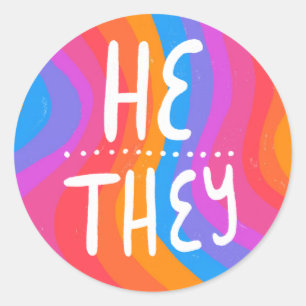 HE/THEY Pronouns Rainbow Handlettering Lakan av Runt Klistermärke