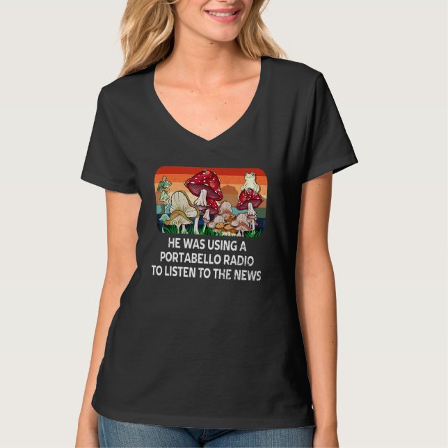 He Was Using a Portabello Radio Mushroom Hunting C T Shirt (Framsida)