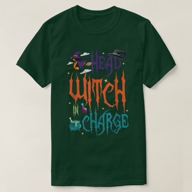 Head Witch in Charge Hat Brew Broom Happy Hallowee T Shirt (Design framsida)