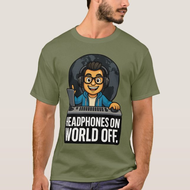 Headphones On, World Off – Music Producer T-Shirt (Framsida)