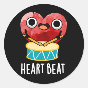 Heart Beat Funny Heart Drummer Pun Mörk BG Runt Klistermärke