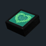 Heart emerald bröllop-jubileumsbox smyckeskrin<br><div class="desc">Söt emerald Graphics-effekt bevaras i presentlådan Trinket. Perfekt för att visa upp en speciell gåva till din fru i extra på en speciell nöddag,  55 år eller andra speciella tillfällen. "Till min underbara fru Jenny. Lycklig Emerald-årsdagen",  eller kan anpassas med ditt eget ord. Sarah Trett utformar exklusiven.</div>
