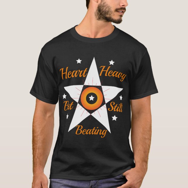 HEART HEAVY Basic Mörk T-Shirt (Framsida)