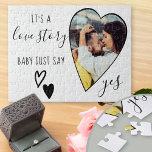Heart Photo Frieri Kärlek Story säger Ja Pussel<br><div class="desc">Giftermål Frieri stöttepelare i form av ett pussel med romantiskt hjärtformade foto. Det står med "det är en kärlek-historia, baby säger bara ja" i elegantens skript och dekoreras med kärlek hjärtan. Perfekt-support och håll dig till giftermål frieri och förlovning-meddelande. Design är i svartvitt, men du kan gärna ändra färgen på...</div>