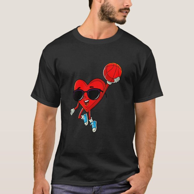 Heart Playing Basketball Cute Valentines Day Sport T Shirt (Framsida)