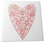 Heart Scandinavian Red White Kakelplatta<br><div class="desc">Skandinaviskt folk i stil är blommigtens modernt hjärtdesign i rött och vitt. Originalkonst av Nic Squirrell.</div>