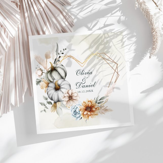 Heart Shape Ram Pumpkin Wildblommor Bröllop Pappersservett (Heart Shape Frame Pumpkin Wildflowers Wedding Paper Dinner Napkins on a sunny white table.)