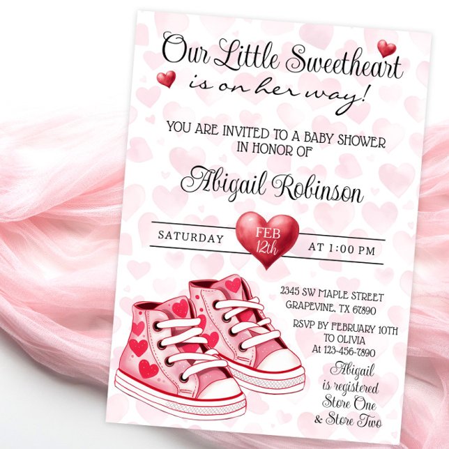 Heart Sneakers, raring Valentine Baby Shower Inbjudningar (Cute heart baby sneakers baby shower invitation with cute sneakers on a pretty heart background.)