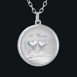 Hearter på årsdagen silver silverpläterat halsband<br><div class="desc">Nekklace med min silver-bild av två hjärtan flytande på vatten. Anpassadet säger "25 år".</div>