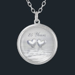Hearter på årsdagen silver silverpläterat halsband<br><div class="desc">Nekklace med min silver-bild av två hjärtan flytande på vatten. Anpassadet säger "25 år".</div>