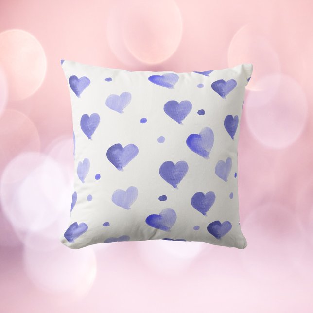 Hearts Blue Watercolor Mönster Kudde (A throw pillow with a cute watercolor heart and polka dot pattern done in blue.)