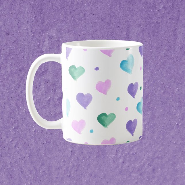 Hearts Mönster Watercolor Rosa Grönt Lila Blue Kaffemugg (A mug with a watercolor heart pattern done in pink, purple, blue and green)