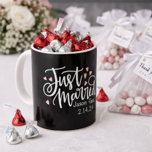 HEARTS Ny gifta-skript Namn Bröllop-datum Kaffemugg