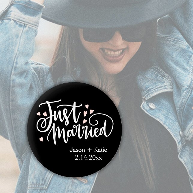 HEARTS Ny gifta-skript Namn Bröllop-datum Knapp (Just Married Personalized Button)