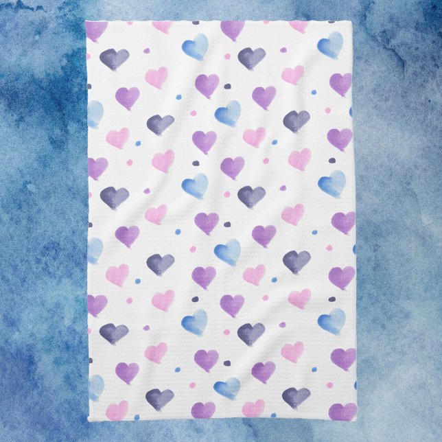 Hearts Watercolor Mönster Rosa Blue Lila Kökshandduk (A kitchen towel with a watercolor heart pattern done in pink, blue and purple)