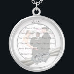 Hearts White Bröllop Round Silver Necklace Silverpläterat Halsband<br><div class="desc">Anpassa det här söt halsbandet att ha som bröllopsfavörer på bröllopsmottagningen eller att ha en själv som en hågkomst till din speciella dag. Detta halsband är också perfektens gåva till bridanten i hennes möhippa. Anpassa genom att ändra texten i fält och lägga till ditt foto. Du kan ändra teckensnittet stil,...</div>