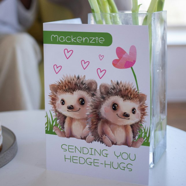 Hedgehog Hugs personlig Valentiness Helgkort (Hedgehog Hugs personalized Valentines Holiday Card by Ricaso. Cute hedgehogs, love hearts and flower)