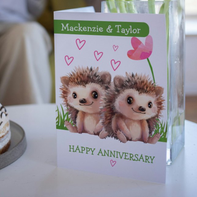 Hedgehog par personlig-årsdagen kort (Hedgehog couple personalized Anniversary Card by Ricaso. Add names Cute wedding anniversary cards)