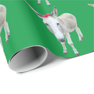 Hedra åsnan med en röd pilbåge som slår in pap presentpapper