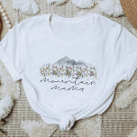HEIDI Bohemian Colorful WildblomMountain Mamma T Shirt<br><div class="desc">Den här skjortan har rökiga vattenfärgsberg och färgstarka vilda blommor med ord 'bergsfärgade mammor skrivna i ett handskrivet typsnitt av boho. Den här skjortan från mamma är perfekten till din favoritpresent till dig som förväntar sig mamma eller fungerar som en underbar gravid.</div>