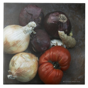 Heirloomtomat, gul lök, röd lök, ingefära kakelplatta