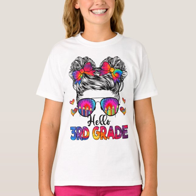 Hej 3:e Klass Messy Hair Bun Girl Back to school T Shirt (Framsida)