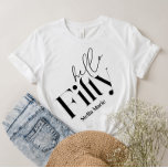 Hej 50 modern minimal elegant 50 födelsedag t shirt<br><div class="desc">Hej femtio moderna,  minimala typografi,  enkel svart och vit femtionde födelsedagsfestens dekoration gynnar tack vare märkningen vin flaska. En del av en contemporary.</div>