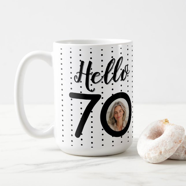 Hej 70 Black & White Dots Photo & Namn Birthday Kaffemugg (Med munk)