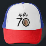 Hej 70 Black & White Dots Photo & Namn Birthday Keps<br><div class="desc">Lägg till en personlig och polerad beröring till 70-årsfirandet med Truckerkepsen anpassningsbar med en fetstilt "Hej 70"-design,  svart och vitt polka dots och ett foto av hedersgästen. Anpassa med namn och ett foto så att du verkligen inte kan glömma bort din milstolpe-händelse.</div>