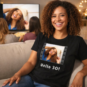 Hej av foto på anpassningsbar under födelsedagen t shirt