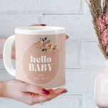 Hej Baby, Boho Modern Baby Shower Jumbo Mugg<br><div class="desc">Ta med en liten bit boho-chic till din ge gåva för en babydusch, baby brunch eller ett högt te. Det är enkelt att anpassa texten till kostym för ditt evenemang! Rubrik: "Hej, Baby" och rum för förälderns namn och händelse. Med dammig rosa och beige toner och teckning inspiration från minimalistisk...</div>