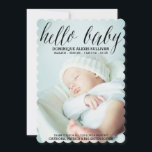 Hej Baby Script Photo Birth-meddelande I Meddelande<br><div class="desc">Roligt och vismiskt födelsetillkännagivande med kalligrafi och mönstrad bakgrund. Detta tillkännagivande finns i olika typsnitt.</div>
