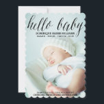 Hej Baby Script Photo Birth-meddelande I Meddelande<br><div class="desc">Roligt och vismiskt födelsetillkännagivande med kalligrafi och mönstrad bakgrund. Detta tillkännagivande finns i olika typsnitt.</div>