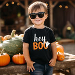 Hej Boo Orange Black Funny Halloween Ghost T Shirt<br><div class="desc">Den moderna och söta "Hej Boo" Halloween-grafiktskjortan har text i orange och vit text med ett litet spökaccent. Finns i många stilar och storlekar för hela familjen.</div>