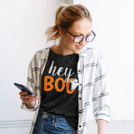 Hej Boo Orange Black Funny Halloween Ghost Womens T Shirt<br><div class="desc">Den moderna och söta "Hej Boo" Halloween-grafiktskjortan har text i orange och vit text med ett litet spökaccent. Finns i många stilar och storlekar för hela familjen.</div>